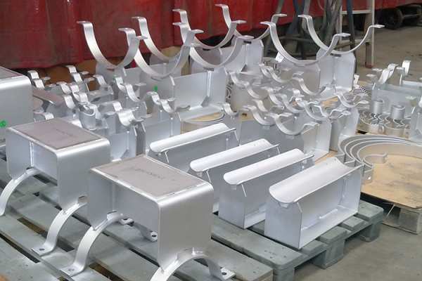 Pipe clamps and clamp bases